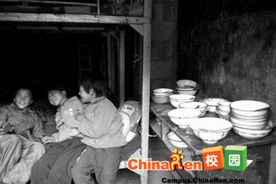 新年第一天的震撼：农村孩子的午饭(组图)