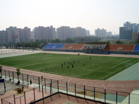 多少年了，孩子们还是奔跑在公路上(图)