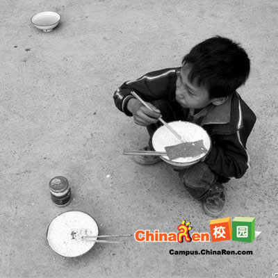 新年第一天的震撼：农村孩子的午饭(组图)
