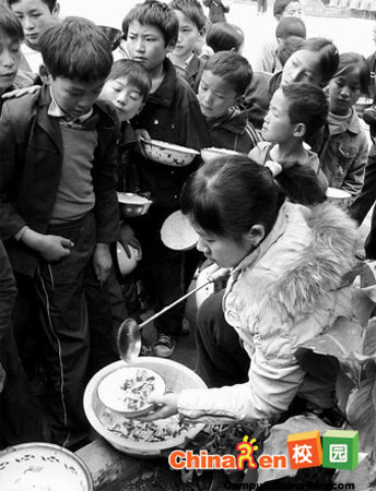 新年第一天的震撼：农村孩子的午饭(组图)