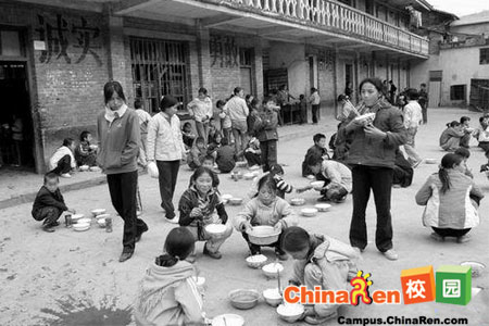 新年第一天的震撼：农村孩子的午饭(组图)