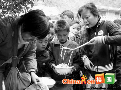 新年第一天的震撼：农村孩子的午饭(组图)