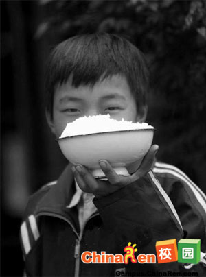 新年第一天的震撼：农村孩子的午饭(组图)