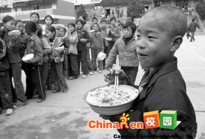 新年第一天的震撼：农村孩子的午饭(组图)