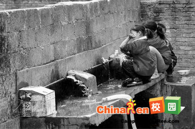新年第一天的震撼：农村孩子的午饭(组图)
