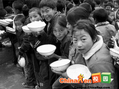 新年第一天的震撼：农村孩子的午饭(组图)
